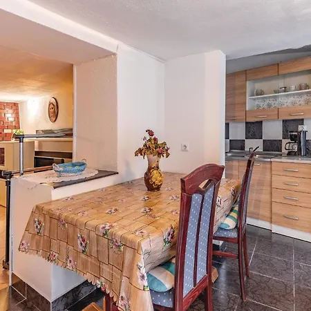 Apartament Awesome In With Wifi Ližnjan